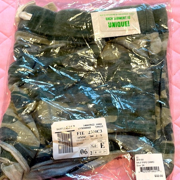 Pants - New- Half pipe camo short